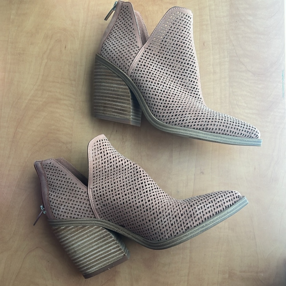 Vince Camuto || "Gibbela" Woven Pointed Toe Bootie - Picture 3 of 7